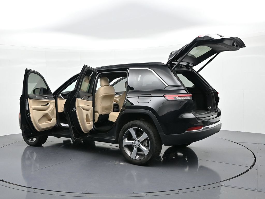 Used 2025 Jeep Grand Cherokee Limited w/ Luxury Tech Group II AWD/4WD image 27