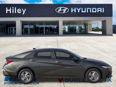 New 2026 Hyundai Elantra SE FWD image 3