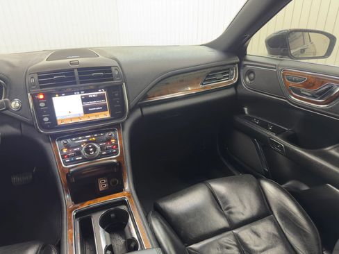 Used 2017 Lincoln Continental Select image 15