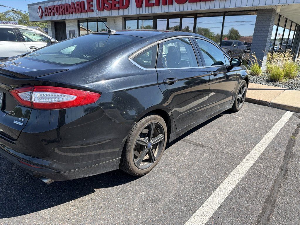 Used 2016 Ford Fusion SE FWD image 3