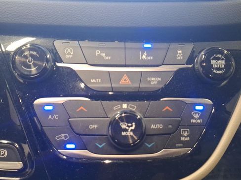 Used 2023 Chrysler Pacifica Touring-L FWD image 18