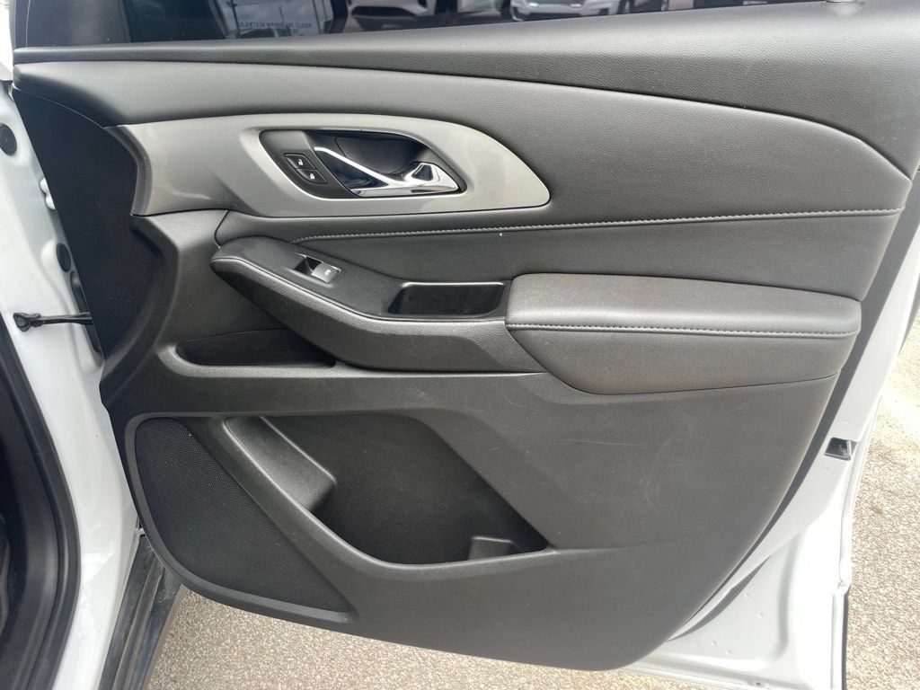 Used 2023 Chevrolet Traverse LT FWD image 16