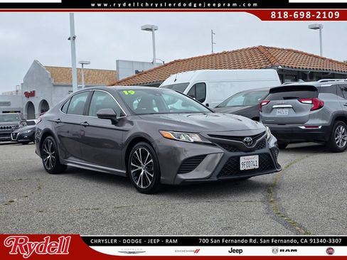 Used 2019 Toyota Camry SE FWD image 1