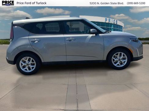 Used 2023 Kia Soul LX w/ Option Group 015 FWD image 4