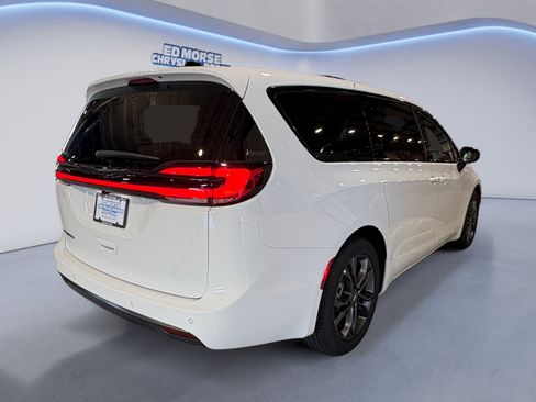 New 2026 Chrysler Pacifica Select image 5