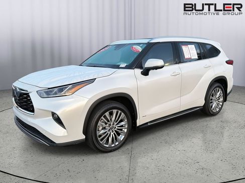 Certified 2024 Toyota Highlander Platinum AWD/4WD image 1