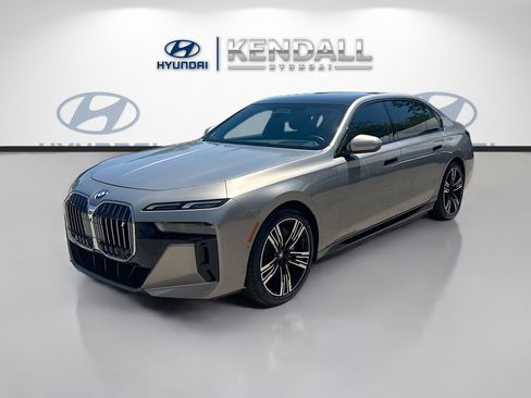 Used 2023 BMW i7 xDrive60 AWD/4WD image 3