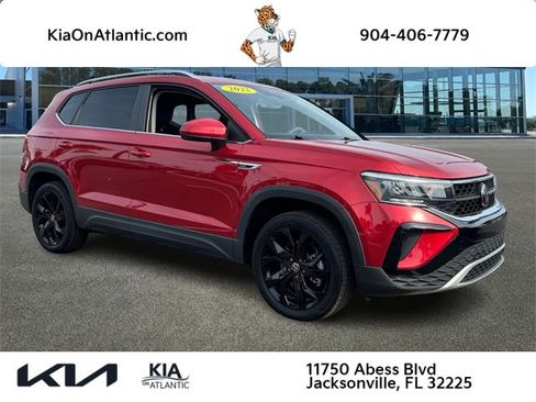 Used 2022 Volkswagen Taos SE image 1