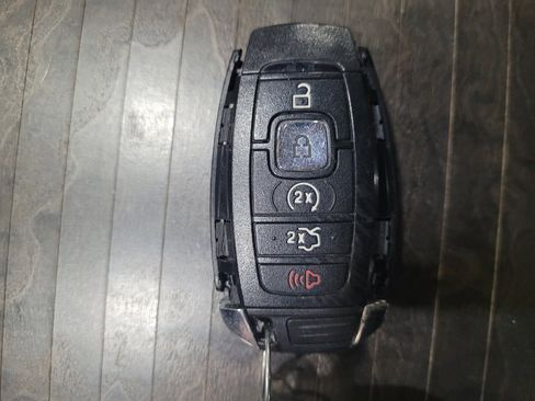 Used 2017 Lincoln Continental Select w/ Climate Package image 32