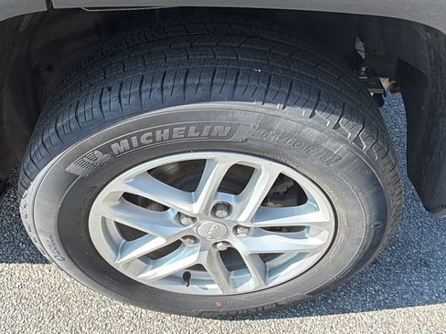 Used 2025 Jeep Grand Cherokee Laredo X RWD image 12
