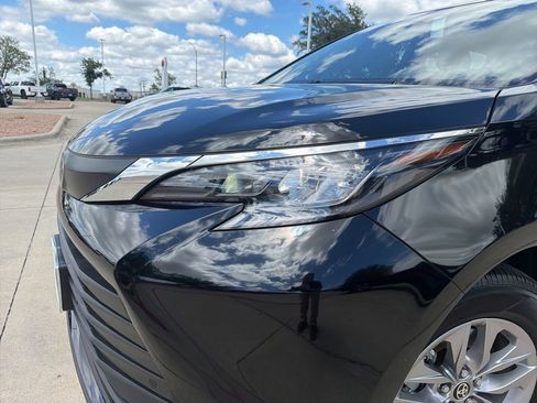 Used 2026 Toyota Sienna XLE FWD image 4