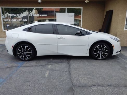 Used 2025 Toyota Prius Plug-In Hybrid FWD image 4