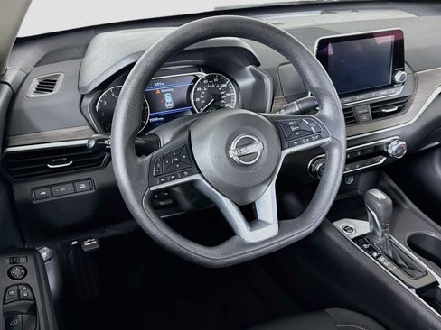 Used 2025 Nissan Altima 2.5 SV FWD image 18