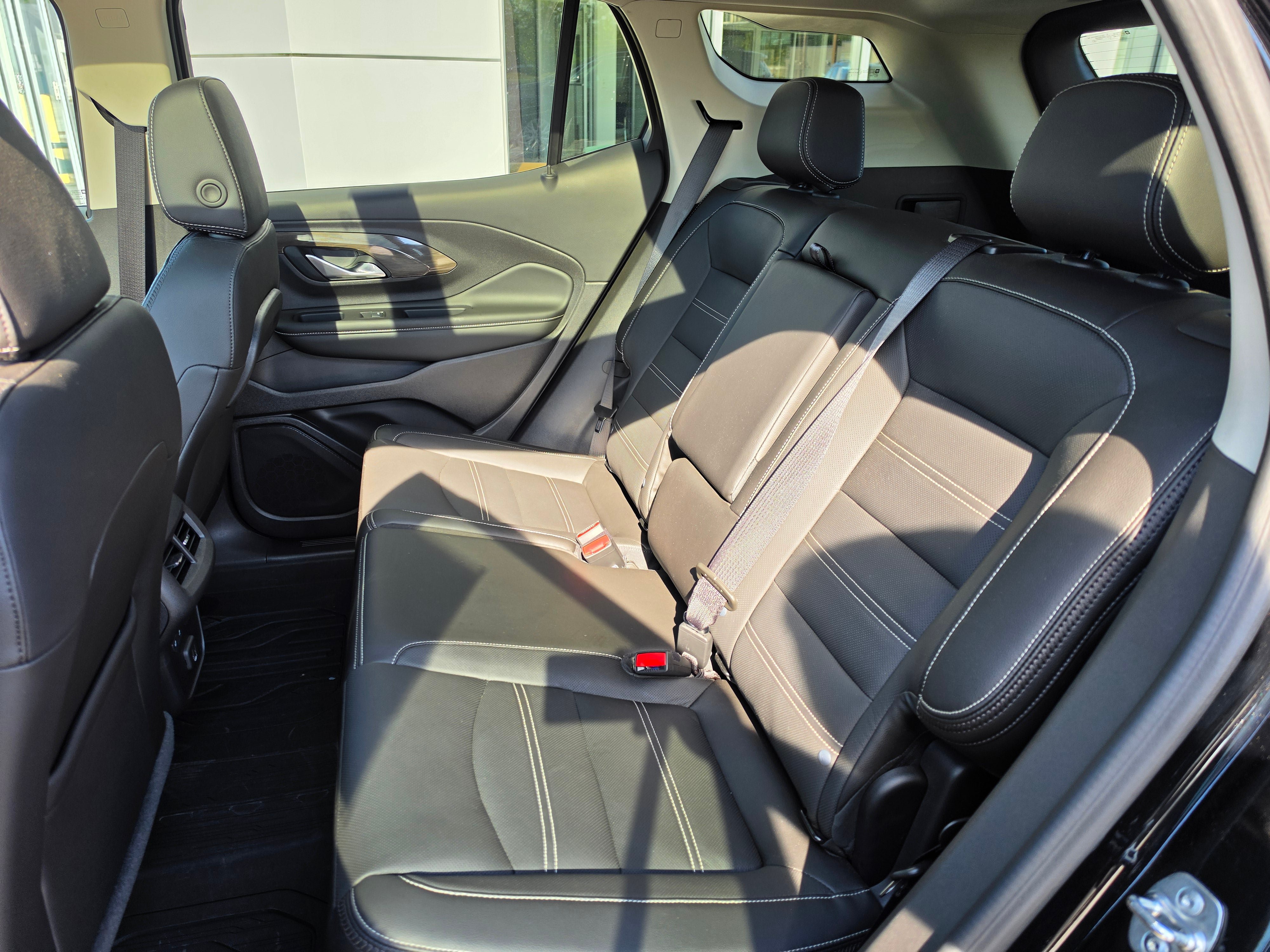 Used 2024 GMC Terrain Denali w/ Denali Premium Package AWD/4WD image 10