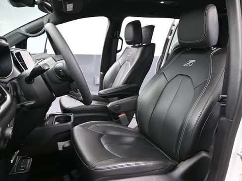 Used 2022 Chrysler Pacifica Touring-L w/ Uconnect Theater Family Group image 28