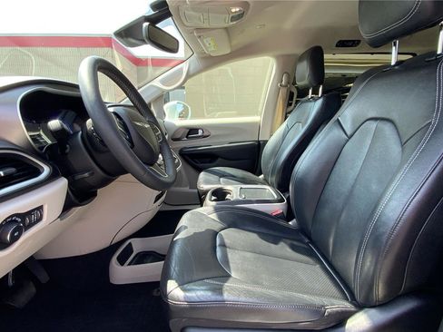 Used 2022 Chrysler Pacifica Touring-L FWD image 10