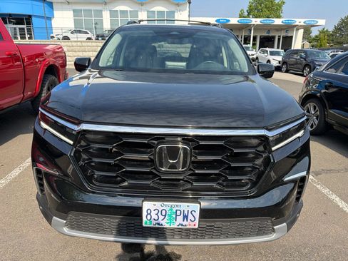 Used 2025 Honda Pilot Touring image 2