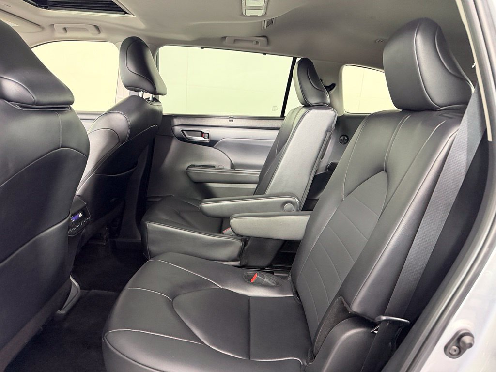 Used 2025 Toyota Highlander XLE FWD image 16