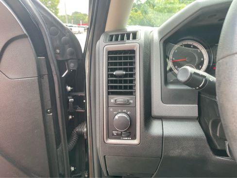 Used 2019 RAM 1500 Tradesman w/ Chrome Appearance Group RWD image 13