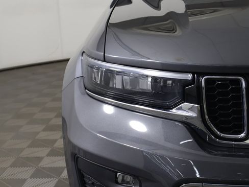 Used 2022 Jeep Grand Cherokee Overland w/ Luxury Tech Group IV image 18