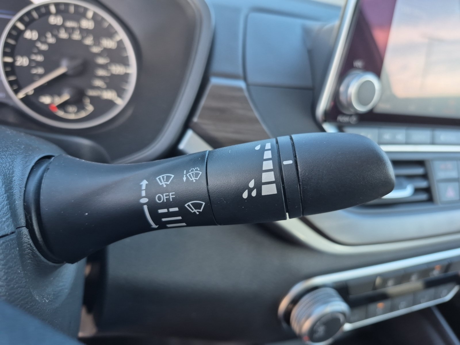 Used 2025 Nissan Altima 2.5 SV FWD image 31