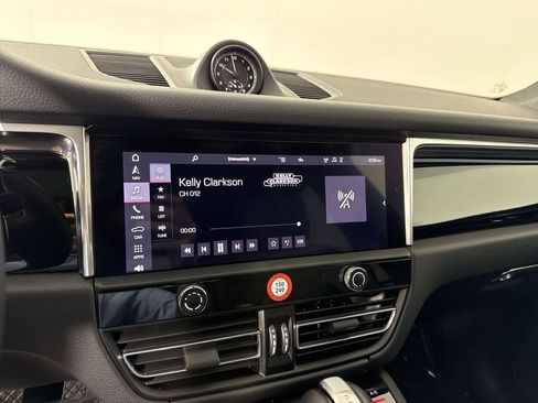 Certified 2025 Porsche Macan AWD/4WD image 28