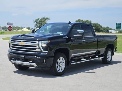 Used 2024 Chevrolet Silverado 2500 High Country w/ Technology Package AWD/4WD image 3