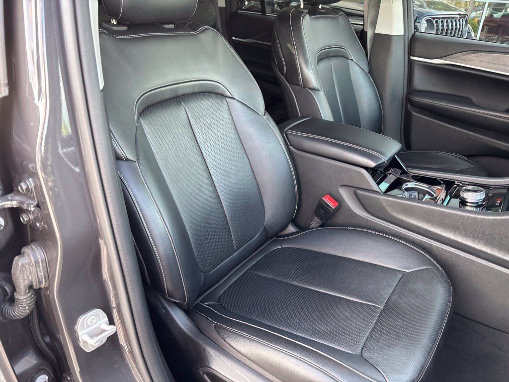 Used 2023 Jeep Grand Cherokee Limited w/ Luxury Tech Group II RWD image 28