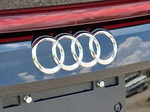 Used 2022 Audi Q8 Premium image 33