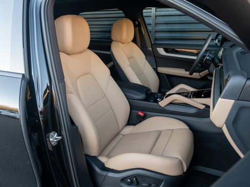 Certified 2025 Porsche Cayenne image 36