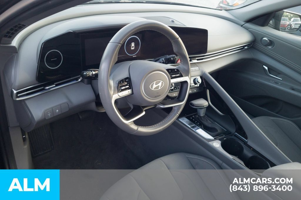 Used 2025 Hyundai Elantra SEL FWD image 5