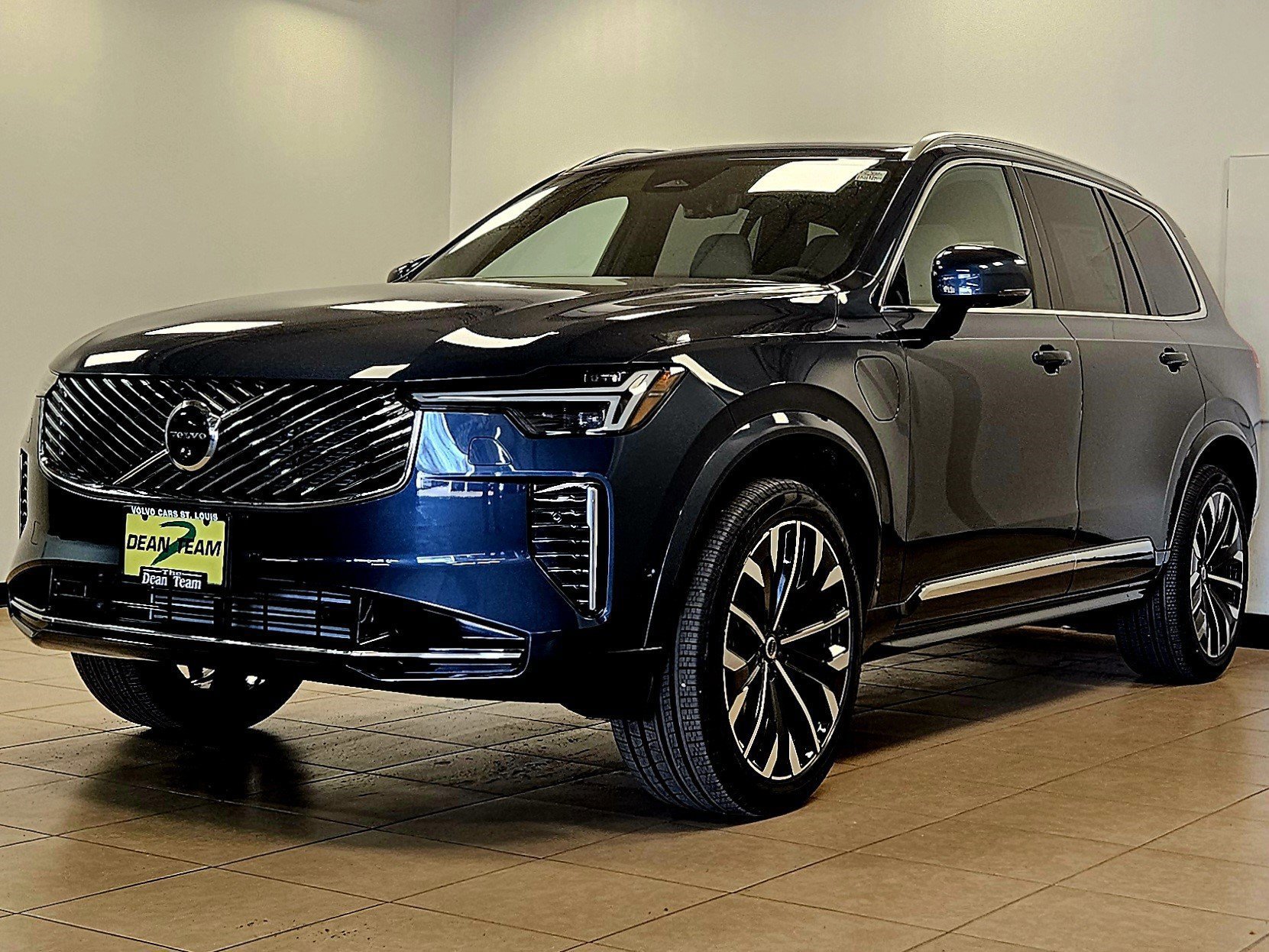 New 2026 Volvo XC90 T8 Plus w/ Protection Package AWD/4WD image 4