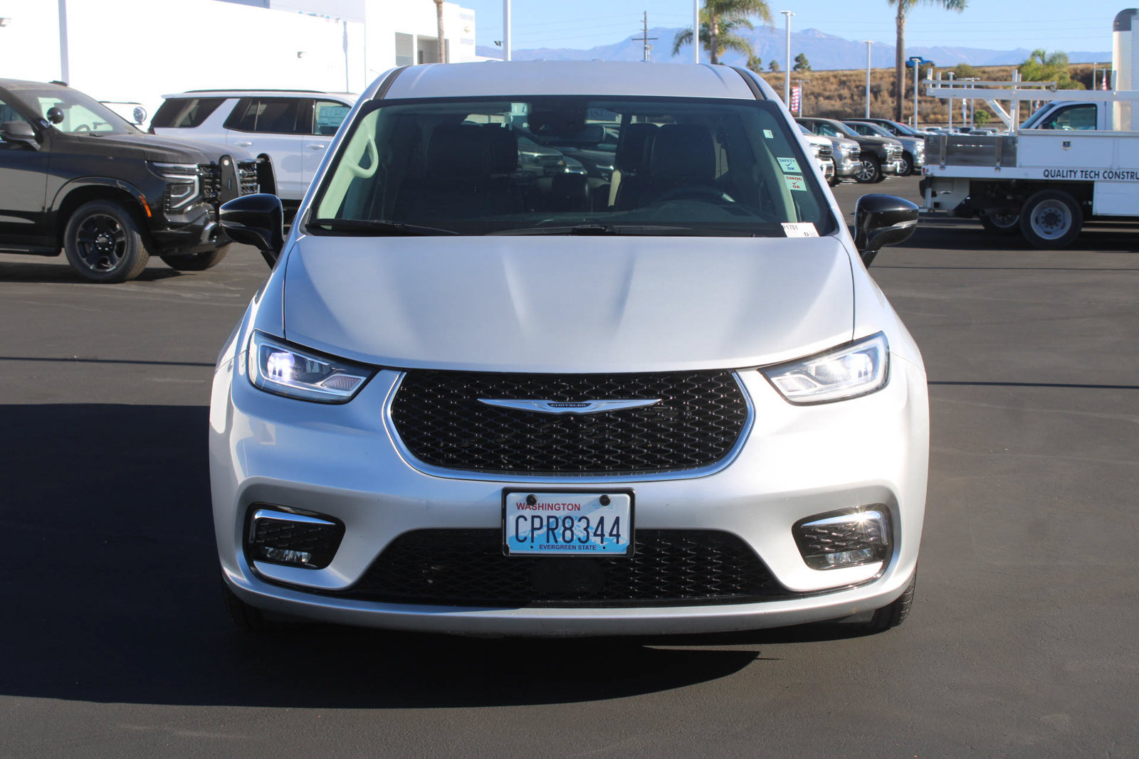 Used 2024 Chrysler Pacifica Touring-L FWD image 2