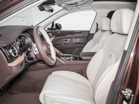 Used 2025 Bentley Bentayga Extended Wheelbase image 19