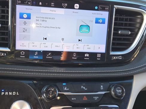 Used 2023 Chrysler Pacifica Limited image 16