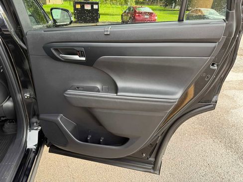 Used 2023 Toyota Highlander XLE image 32