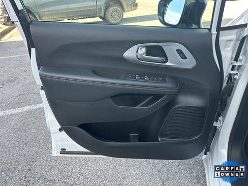 Used 2025 Chrysler Pacifica Limited image 60