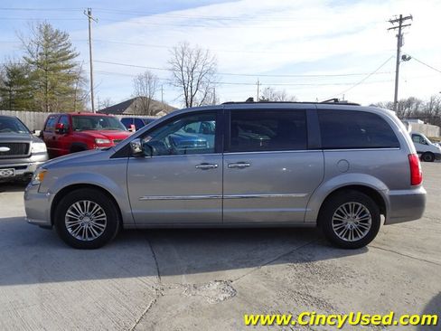 Used 2014 Chrysler Town & Country Touring-L w/ Driver Convenience Group FWD image 8