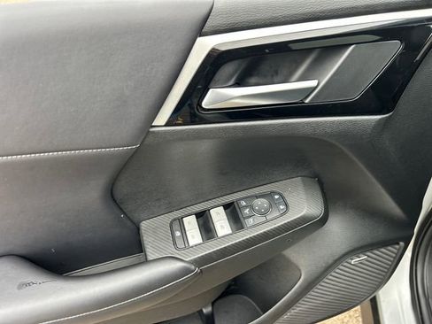 Used 2025 Mitsubishi Outlander SE image 32