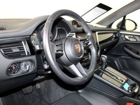 Certified 2023 Porsche Macan AWD/4WD image 4