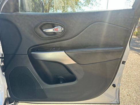 Used 2019 Jeep Cherokee Limited w/ Technology Group image 40