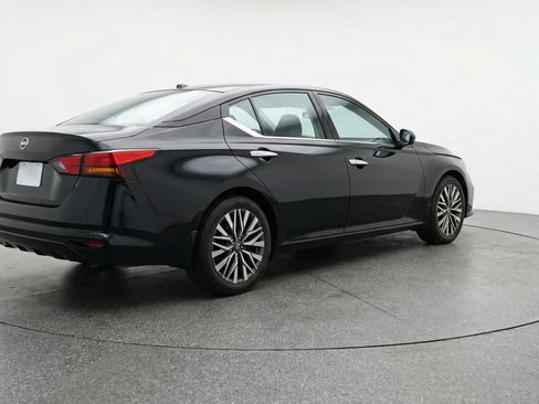 Used 2025 Nissan Altima 2.5 SV image 9