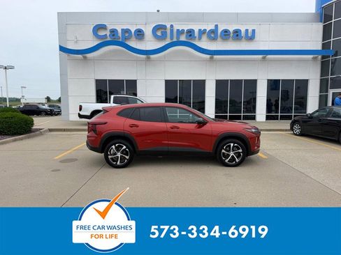 Used 2024 Chevrolet Trax RS FWD image 1