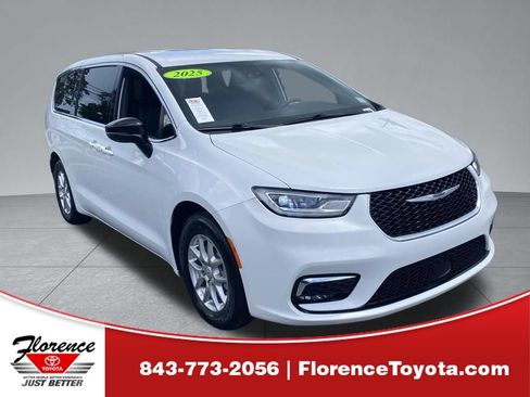Used 2025 Chrysler Pacifica Select FWD image 1