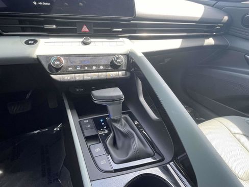Used 2025 Hyundai Elantra Limited FWD image 34
