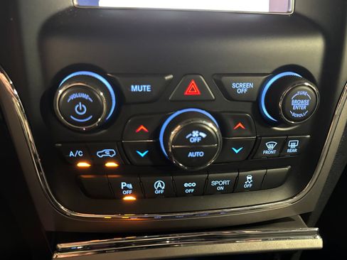 Used 2019 Jeep Grand Cherokee Laredo AWD/4WD image 23