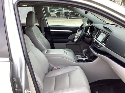 Used 2018 Toyota Highlander XLE FWD image 10