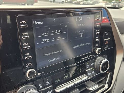 Used 2022 Toyota Highlander XLE FWD image 19