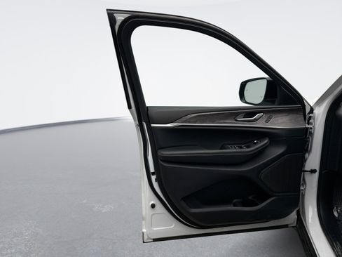 Used 2023 Jeep Grand Cherokee L Limited w/ Luxury Tech Group II image 9