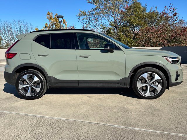 Certified 2025 Volvo XC40 B5 Plus w/ Protection Package Premier AWD/4WD image 10